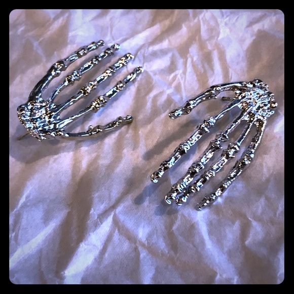 ⭐️Skeleton hands earrings ( new in package)⭐️ - Picture 1 of 1